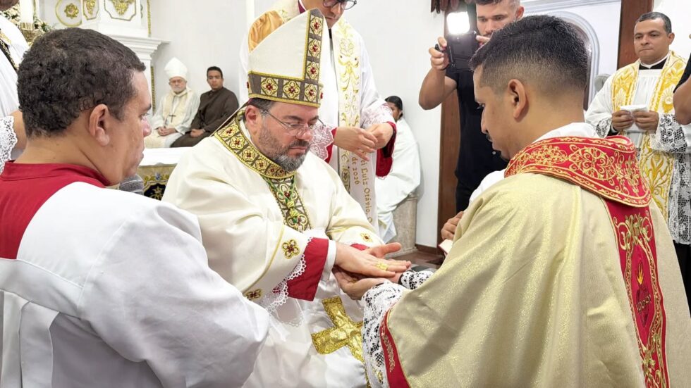 Dom Josivaldo Bezerra preside ordenação presbiteral de seu afilhado, o camelita Luís Otávio Sebastião da Silva.